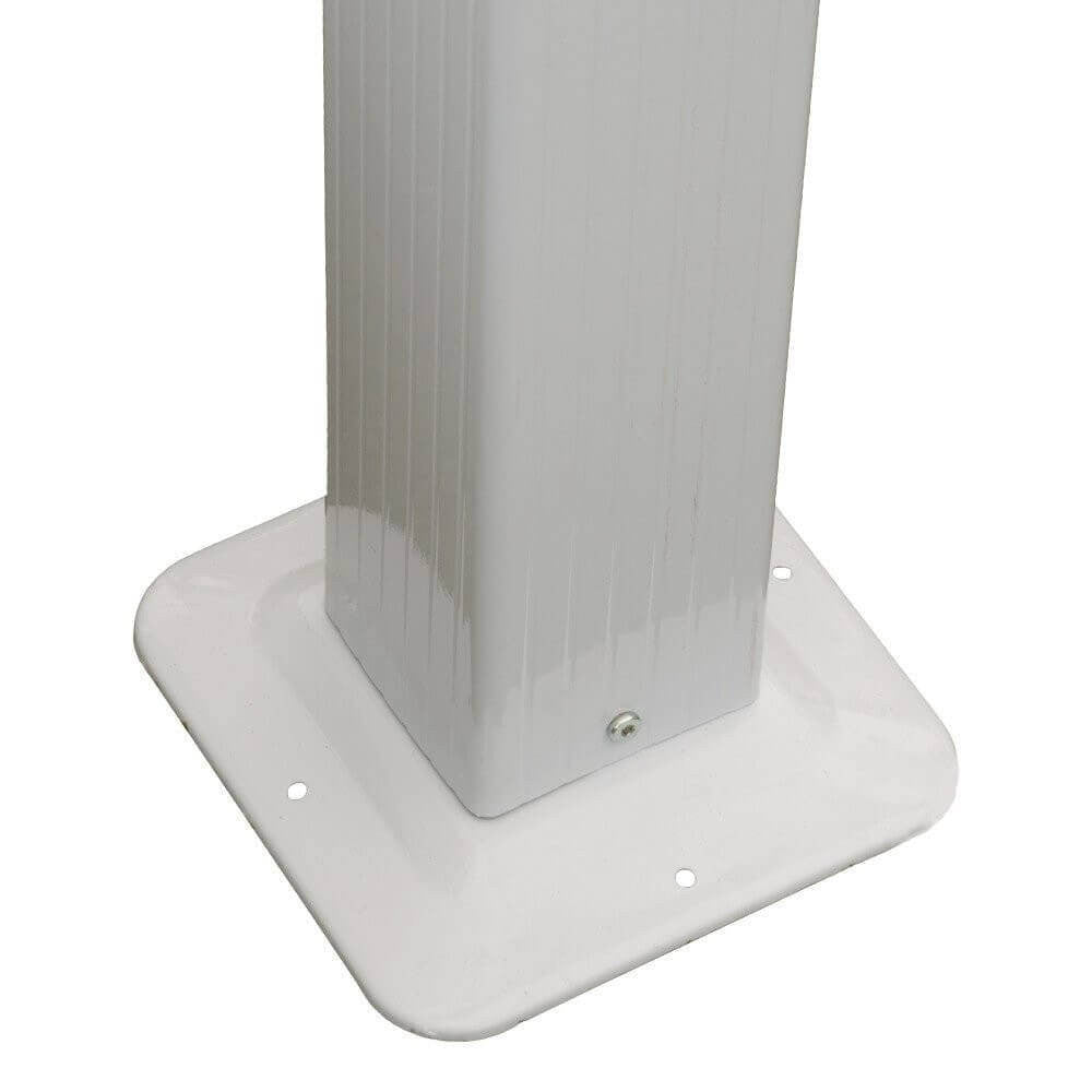 Dettaglio della piastra di base quadrata in alluminio bianco per il fissaggio a terra del gazebo.