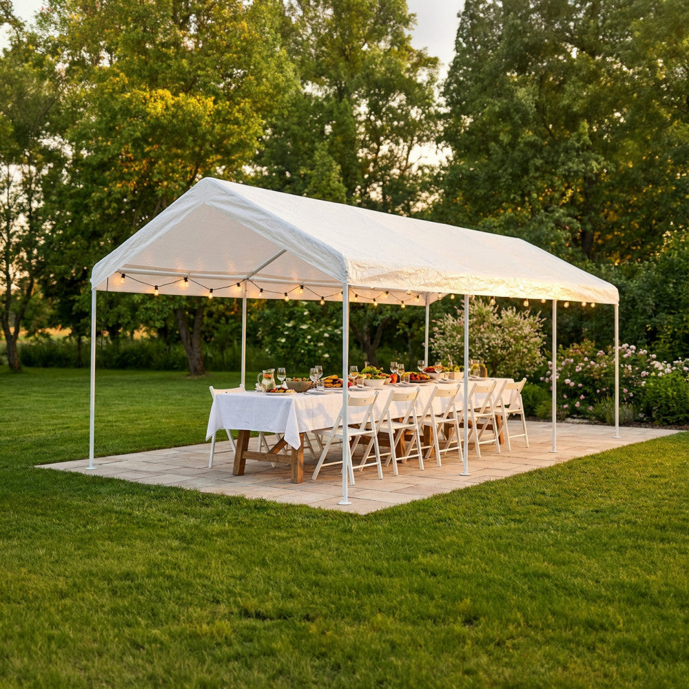 Gazebo bianco 3x6 allestito per una cena all'aperto su un prato verde, illuminato da luci decorative sospese.