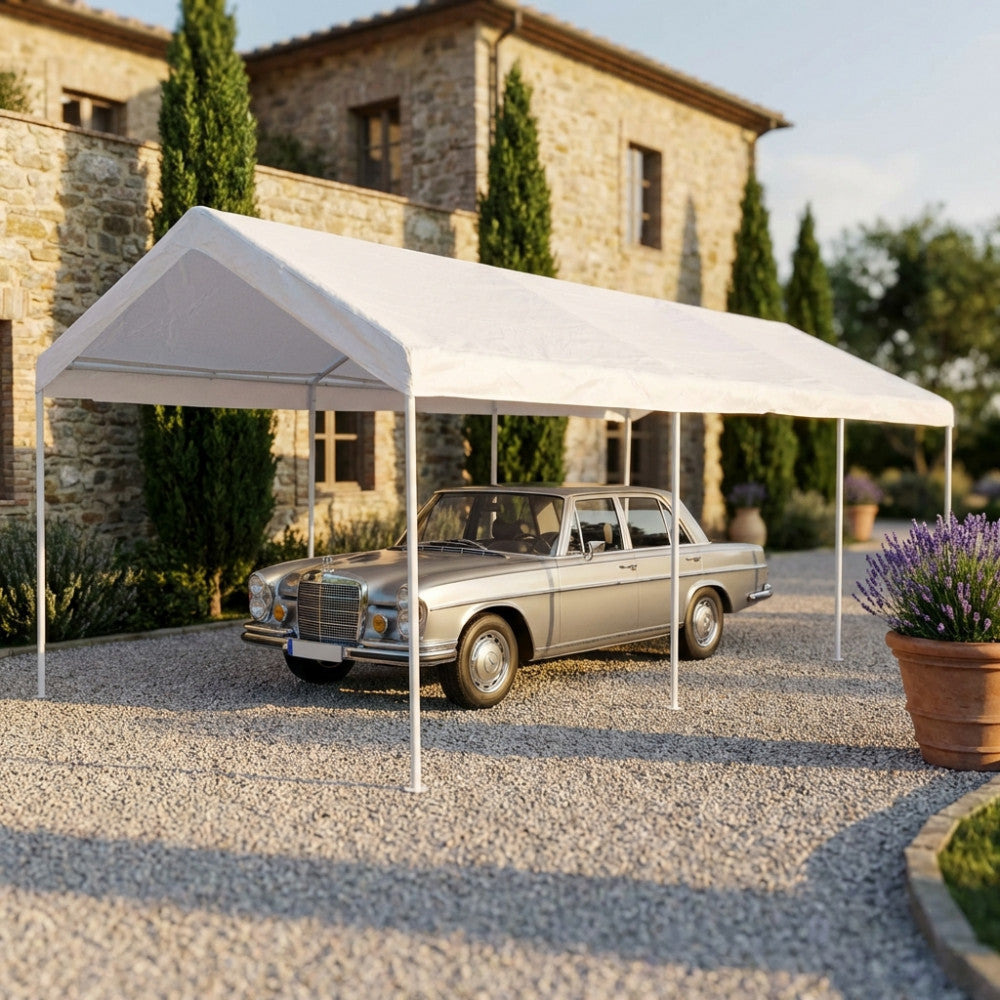 Gazebo auto bianco con struttura in acciaio che ripara un'auto d'epoca in un cortile in ghiaia di un casale.