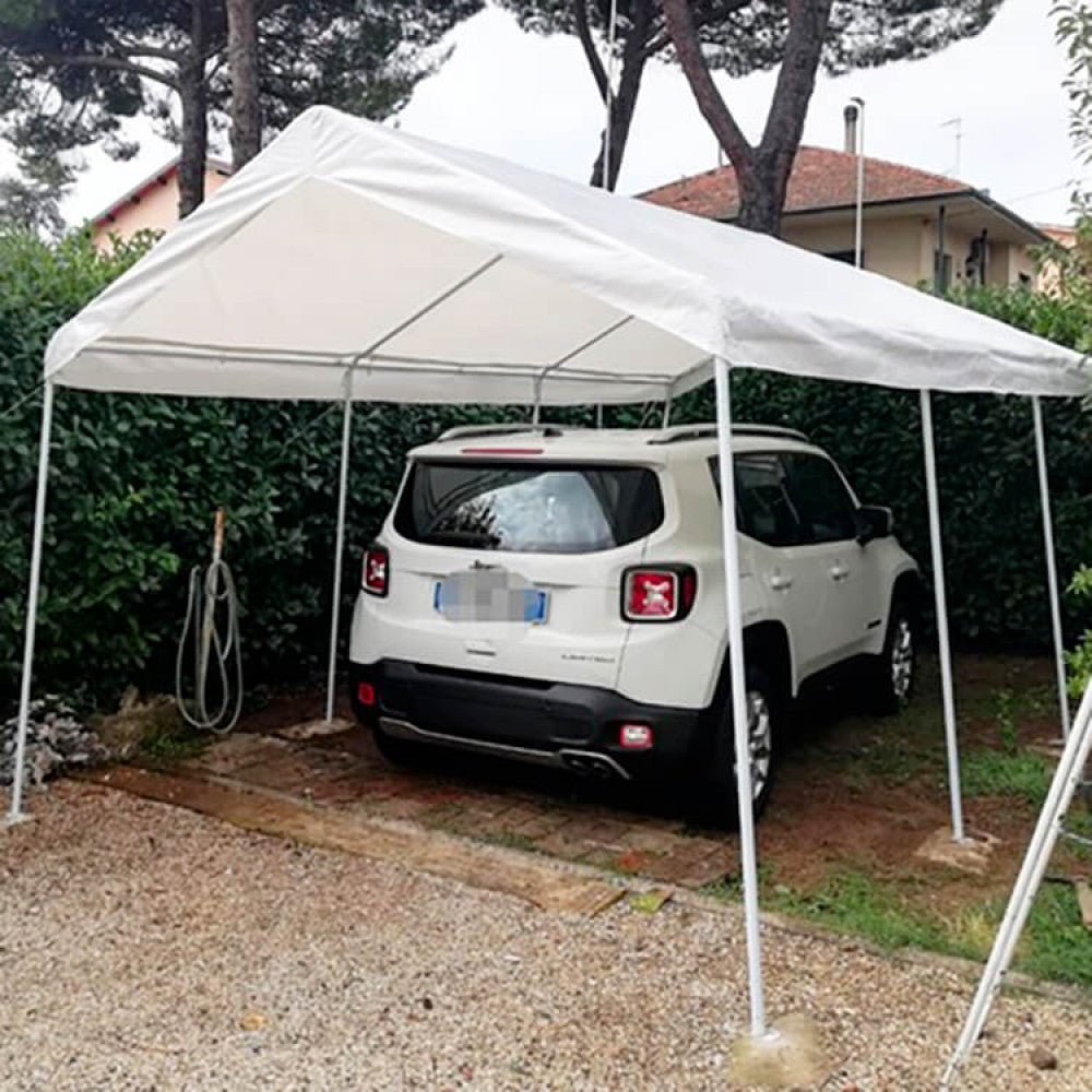 Gazebo bianco utilizzato come elegante copertura per un SUV parcheggiato in un vialetto residenziale alberato.
