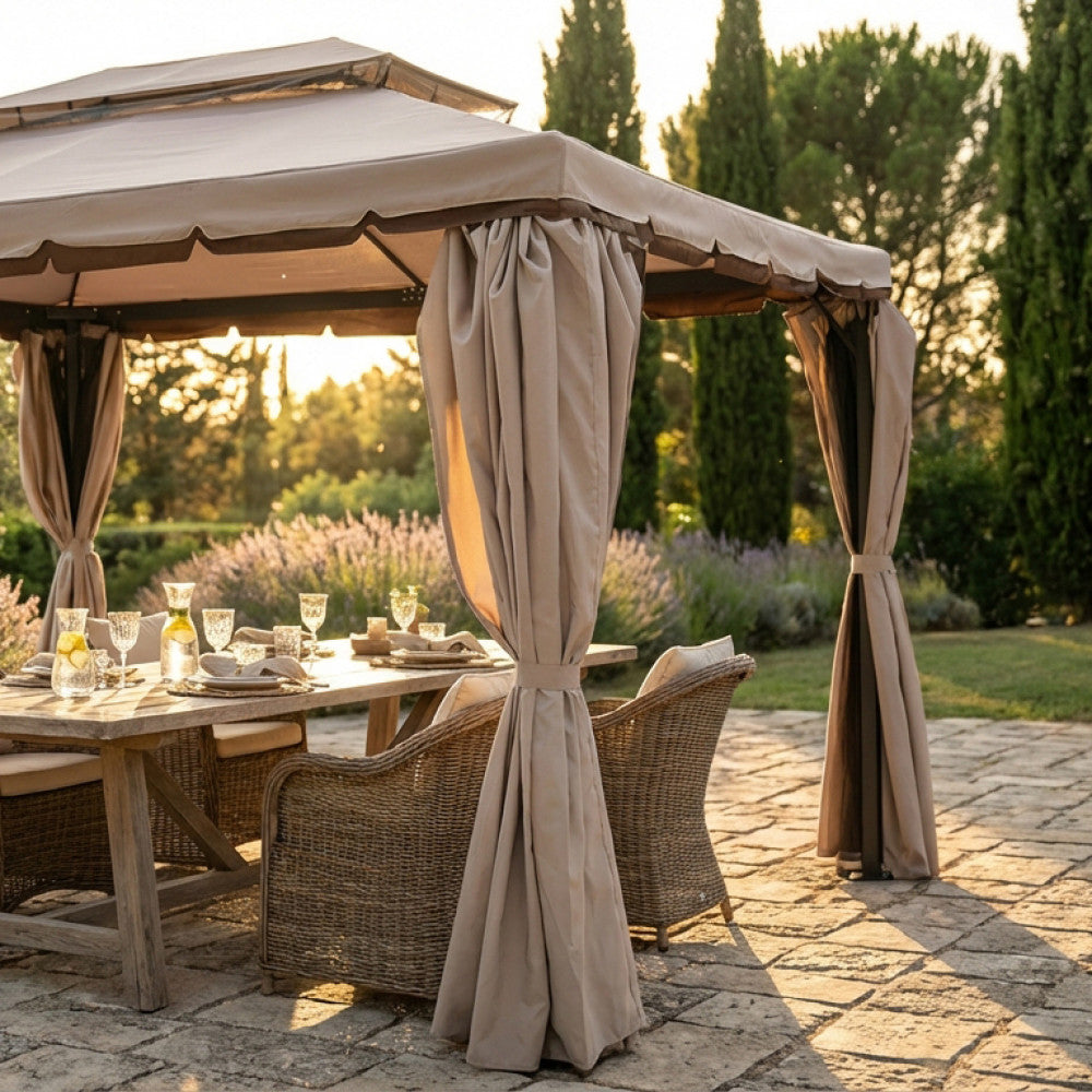 Dettaglio del gazebo Cosma Avana 3x4 con tavolo da pranzo e tende laterali raccolte.