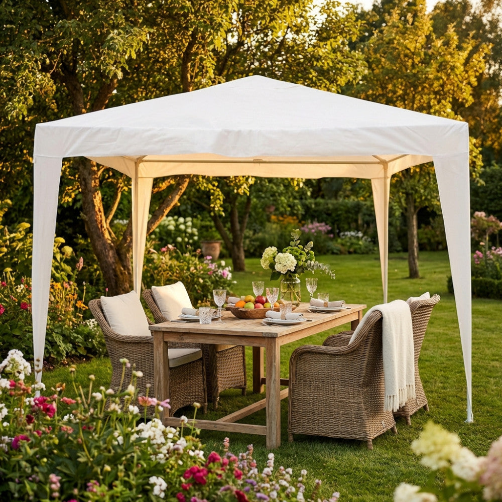 Gazebo Cosma Eco 2 X 3 bianco allestito in giardino