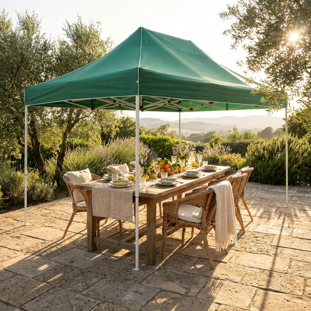 Gazebo Cosma verde pieghevole allestito in giardino