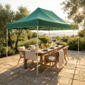 Gazebo Cosma verde pieghevole allestito in giardino