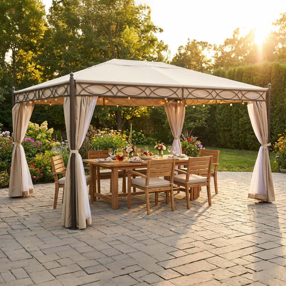 Gazebo Karnak 3x4 in acciaio antracite e poliestere ecrù allestito in un giardino soleggiato con tavolo da pranzo in legno.