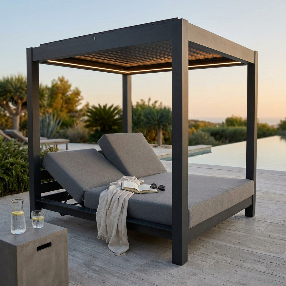 Gazebo letto Boa Vista in poliuretano antracite a bordo piscina al tramonto.