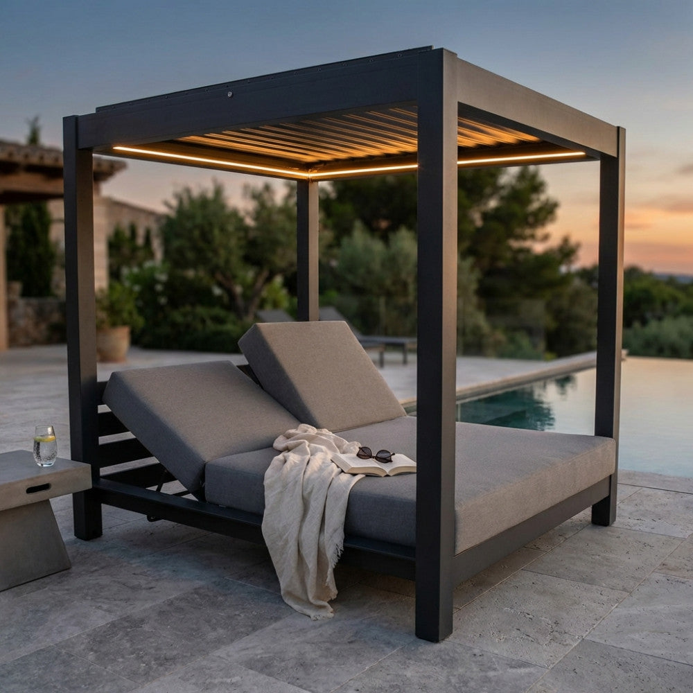 Vista frontale del gazebo letto a due posti con cuscini grigi e illuminazione LED integrata.