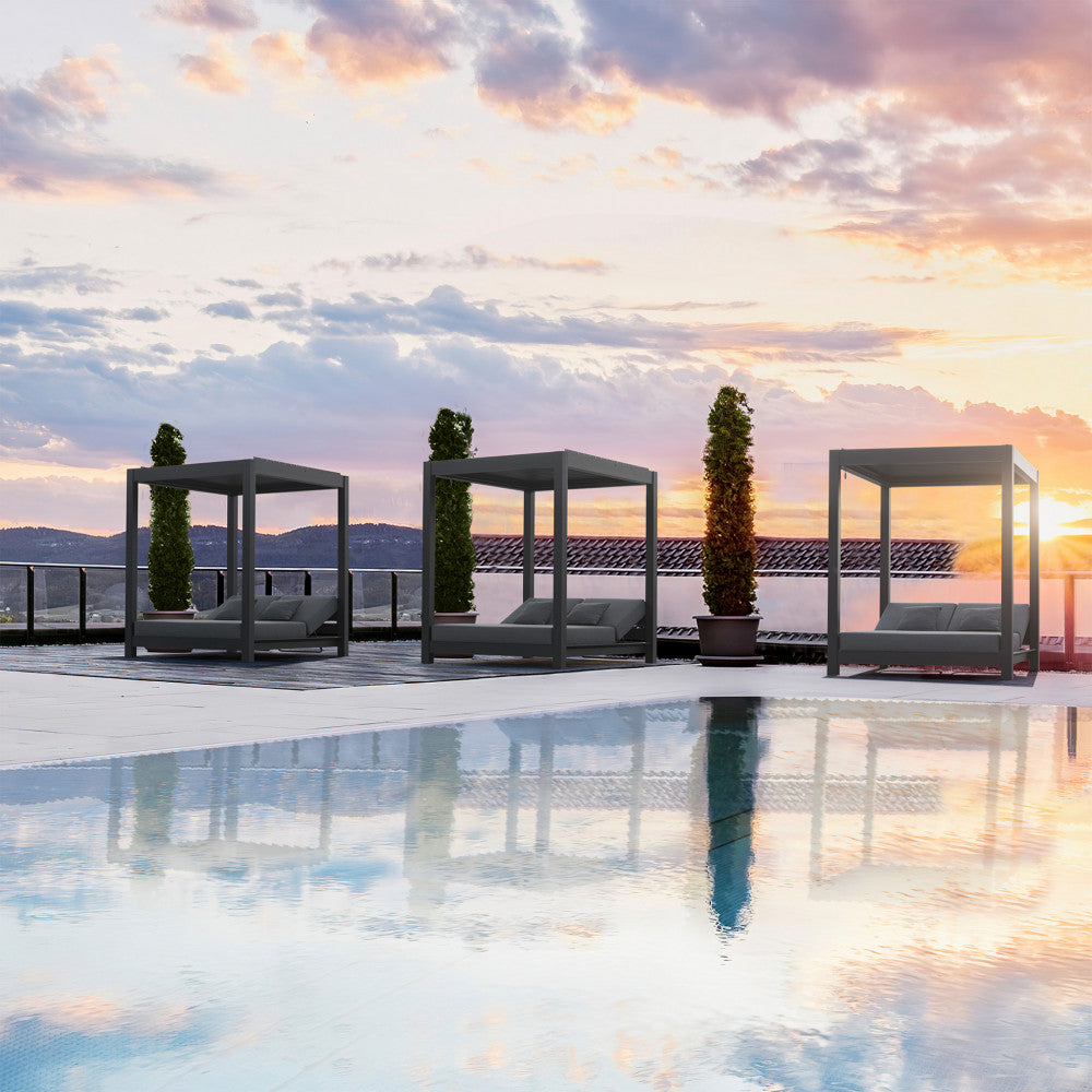 Tre gazebo letto Boa Vista allineati su una terrazza panoramica con piscina.