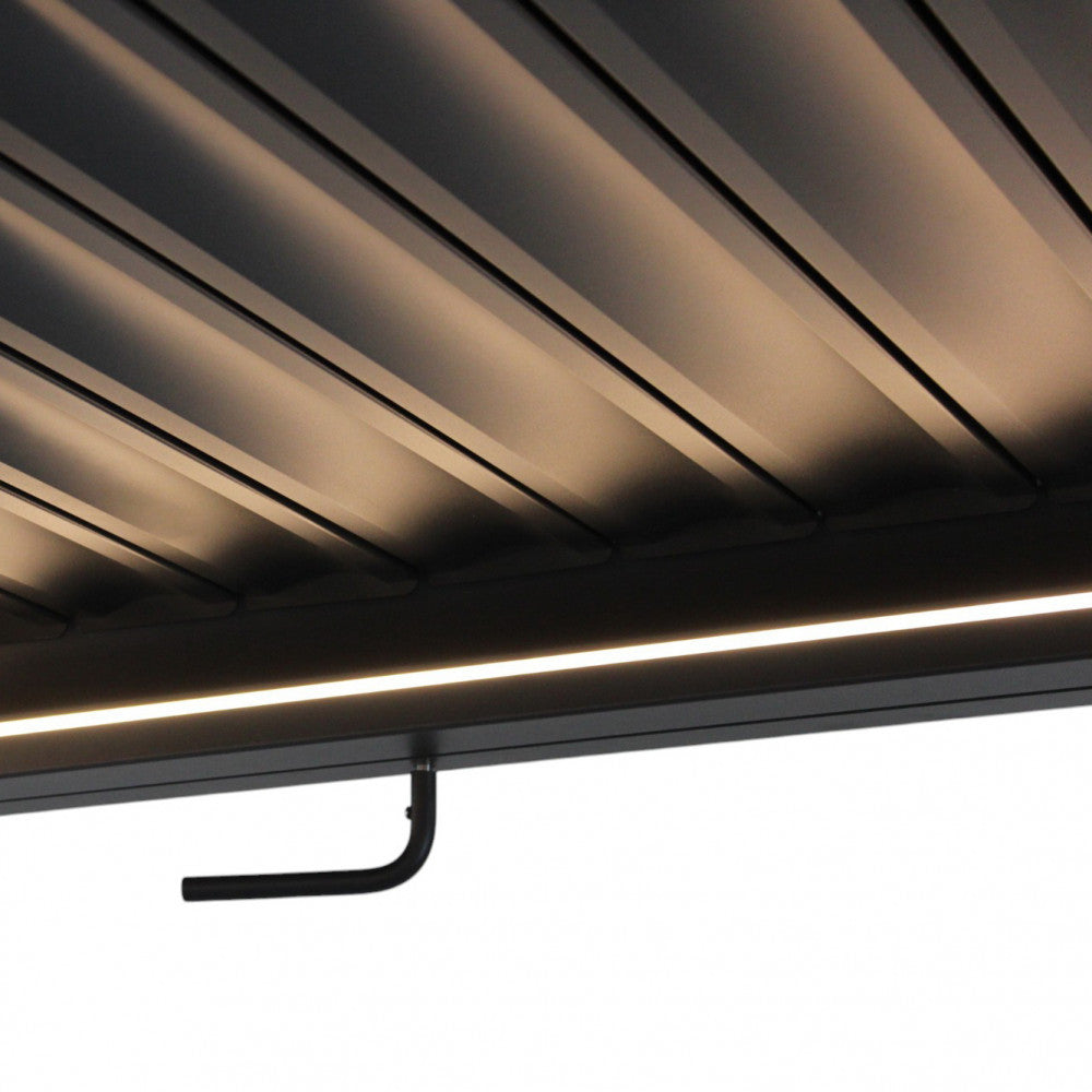 Particolare dell'illuminazione LED integrata sotto il tetto del gazebo.