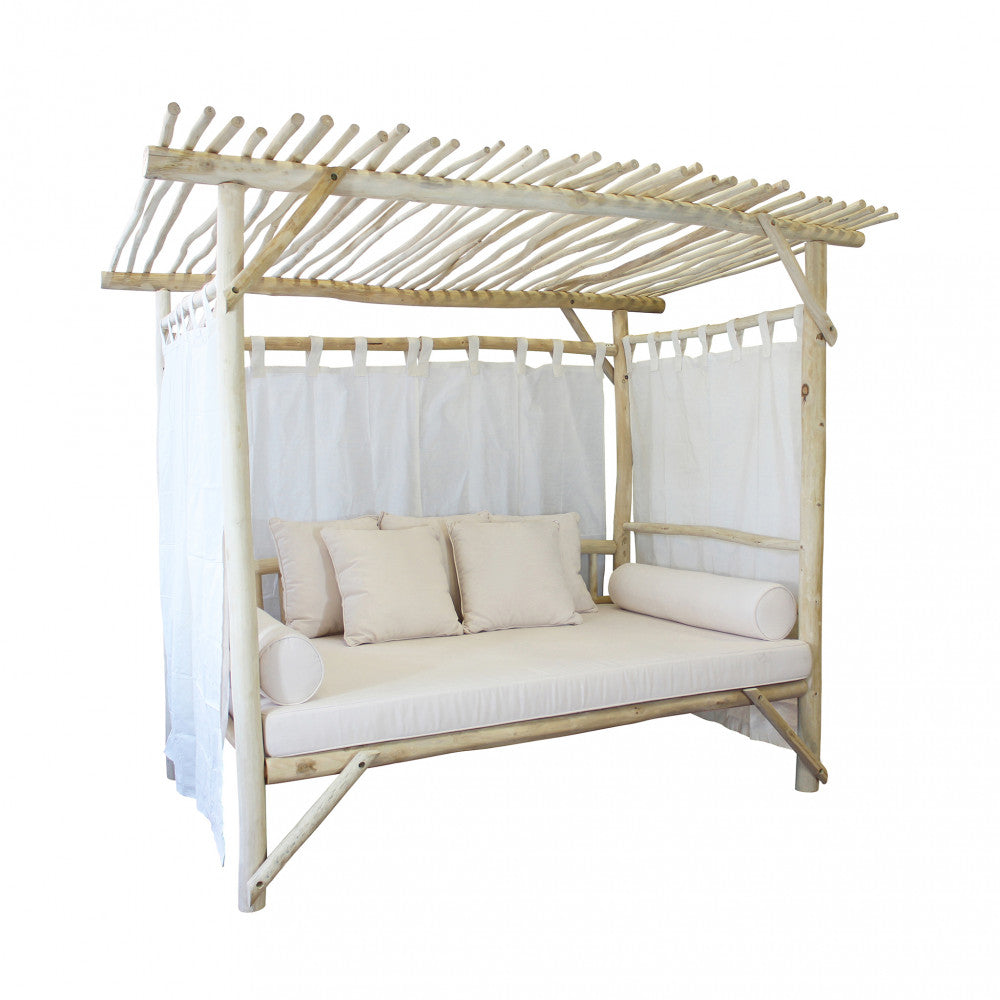 Gazebo Letto Cosmopolitan con struttura in teak e rivestimento bianco in poliestere, posizionato in un ampio giardino.