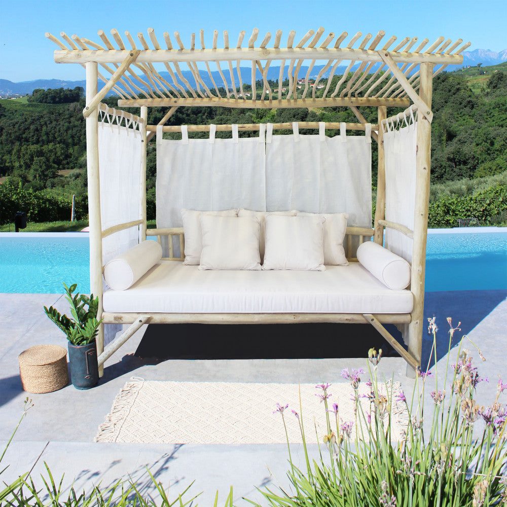 Gazebo Letto Cosmopolitan con struttura in teak e rivestimento bianco in poliestere, posizionato in un ampio giardino.