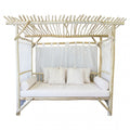 Gazebo Letto Cosmopolitan con struttura in teak e rivestimento bianco in poliestere, posizionato in un ampio giardino.