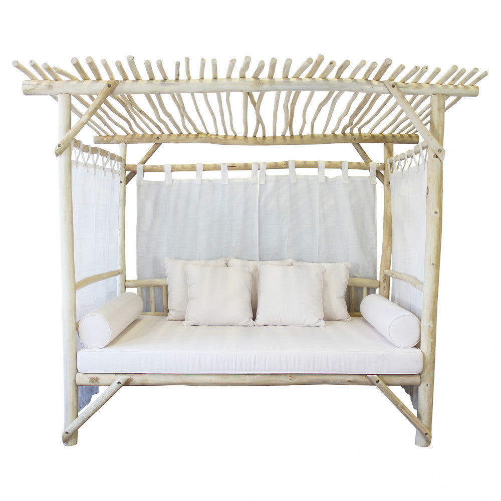 Gazebo Letto Cosmopolitan con struttura in teak e rivestimento bianco in poliestere, posizionato in un ampio giardino.