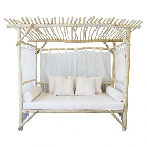 Gazebo Letto Cosmopolitan con struttura in teak e rivestimento bianco in poliestere, posizionato in un ampio giardino.
