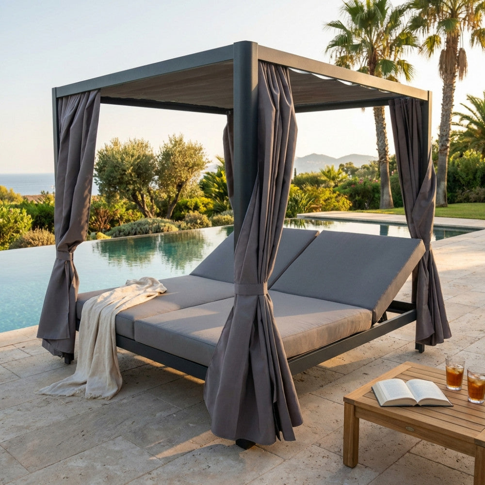 Gazebo letto Timbuktu in alluminio antracite a bordo piscina con tende grigie aperte.