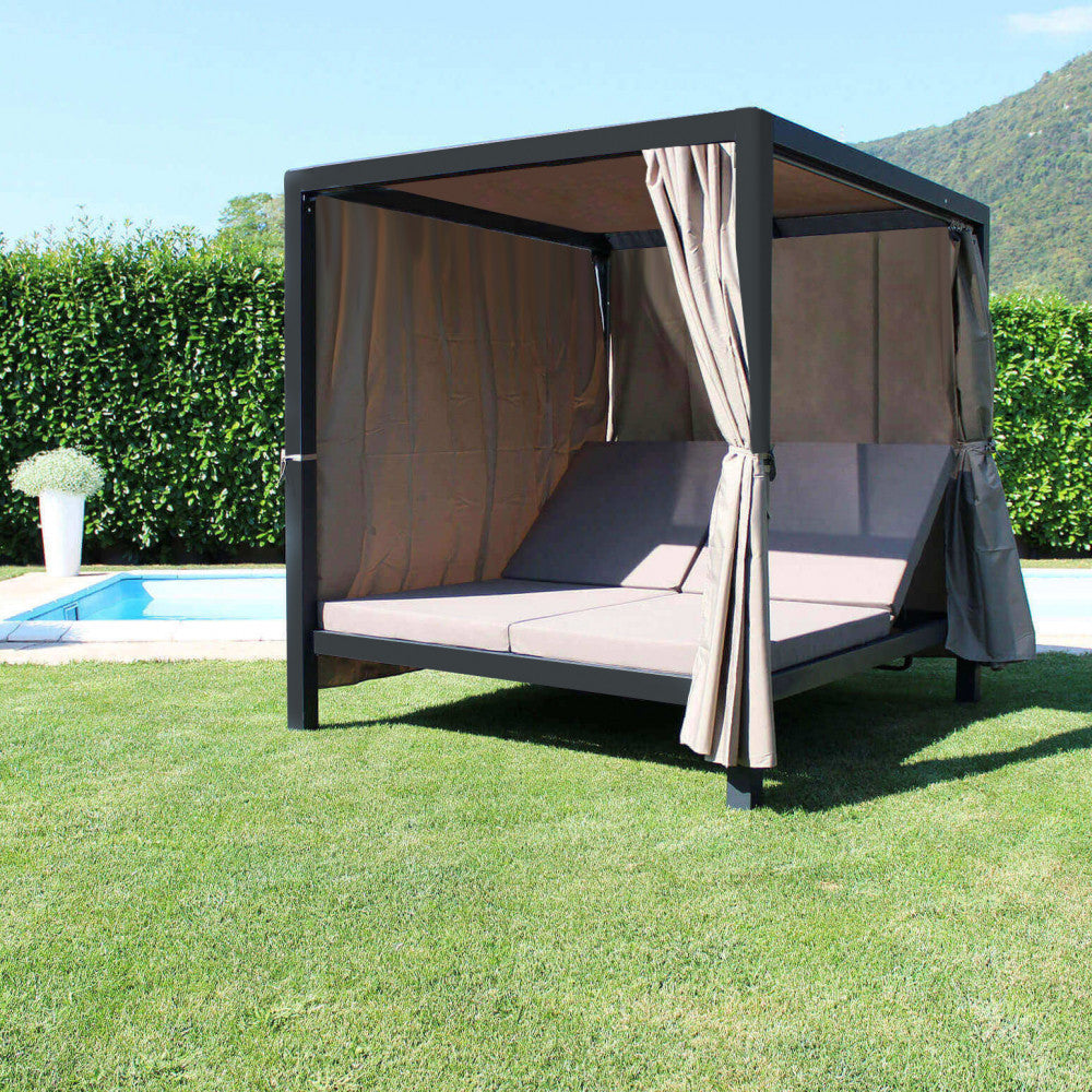 Gazebo letto posizionato su prato verde con tende posteriori chiuse per privacy.