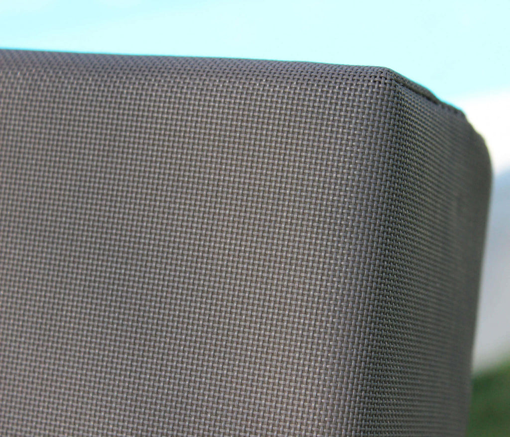 Texture ravvicinata del tessuto tecnico grigio della cuscineria del daybed.