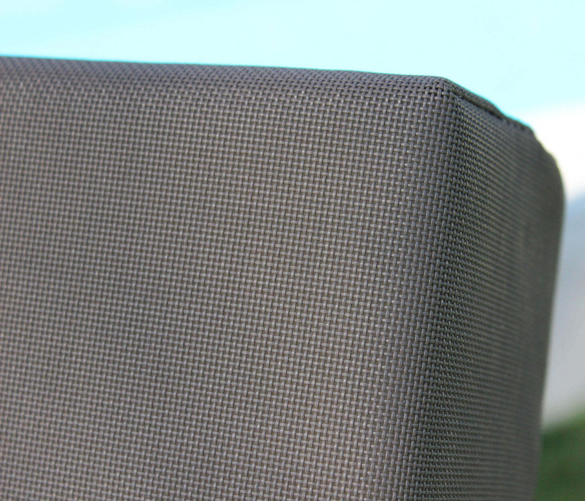 Texture ravvicinata del tessuto tecnico grigio della cuscineria del daybed.