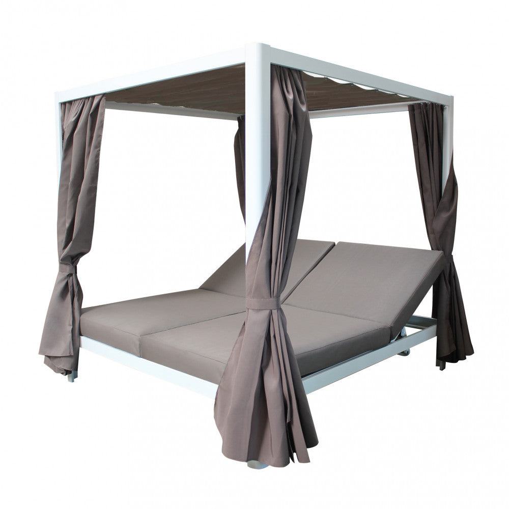 Gazebo Letto Timbuktu isolato su sfondo bianco, mostrando la struttura in alluminio, le tende raccolte e i cuscini grigi.