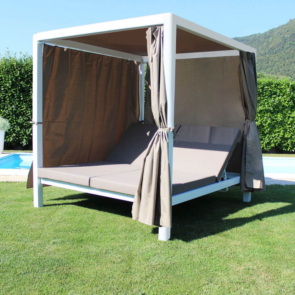 Vista posteriore del Gazebo Letto Timbuktu su prato verde, con le tende chiuse per garantire privacy e ombra.