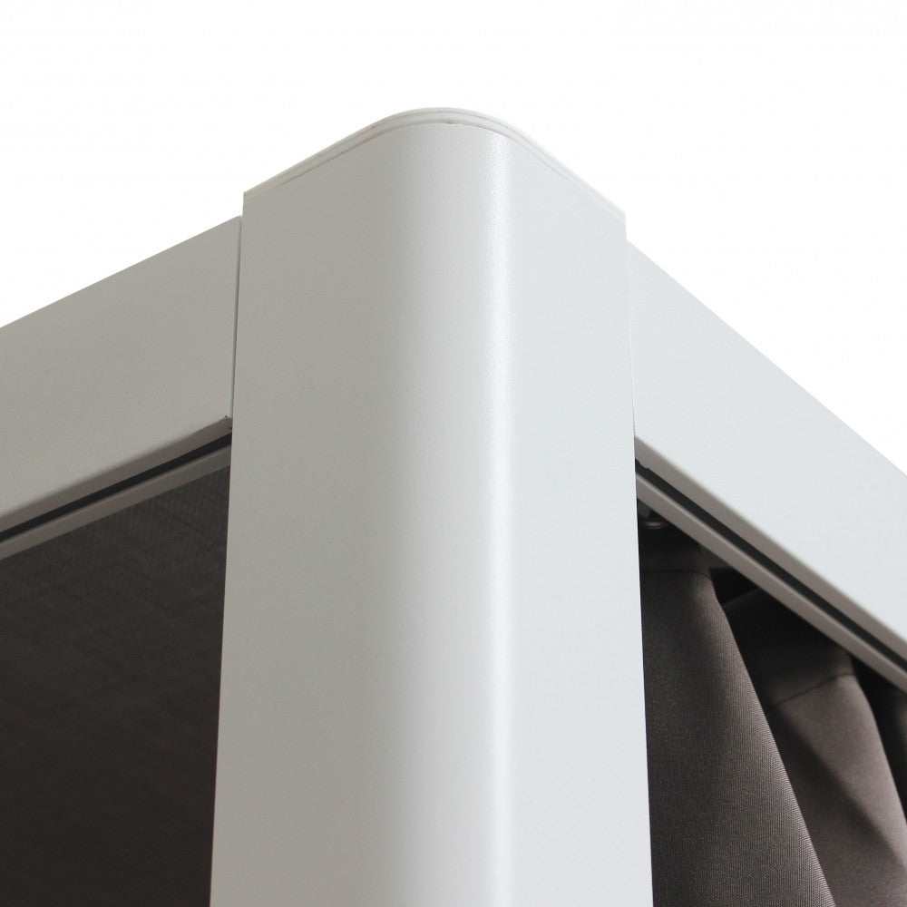Dettaglio dell'angolo superiore della struttura in alluminio bianco del Gazebo Letto Timbuktu, mostrando le finiture lisce e il binario per le tende.