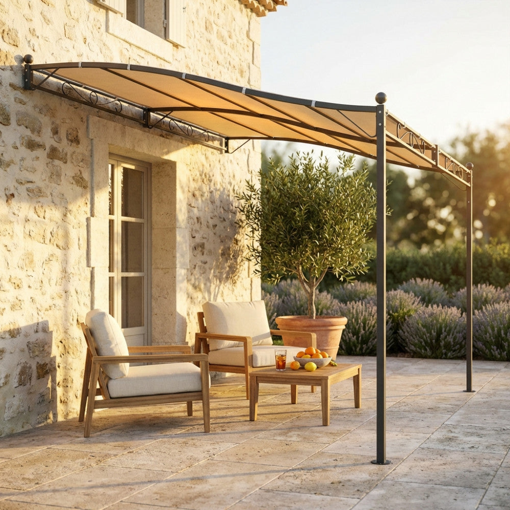Gazebo pergola addossato in acciaio antracite e poliestere ecrù, allestito con poltrone in legno su un patio in pietra.