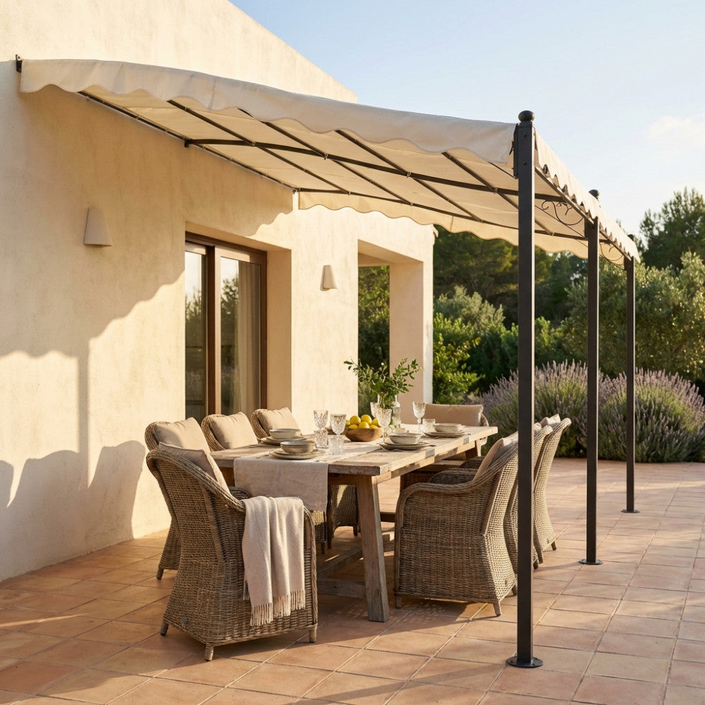 Gazebo pergola addossato 3x4 in acciaio antracite e poliestere ecrù, allestito con un grande tavolo da pranzo in legno e sedute in midollino su una terrazza in cotto.