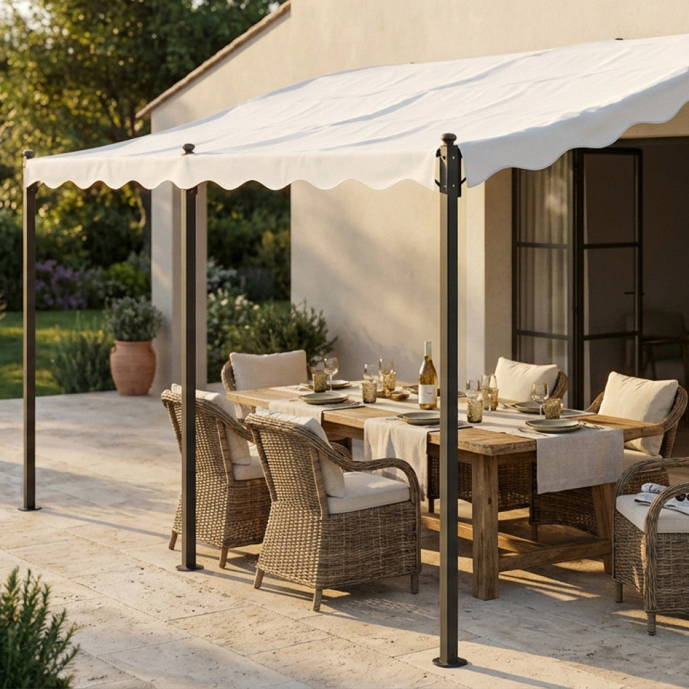 Dettaglio ravvicinato della struttura in acciaio del gazebo pergola addossato, che mostra il contrasto elegante con la copertura in tessuto ecrù e l'arredo da esterni.