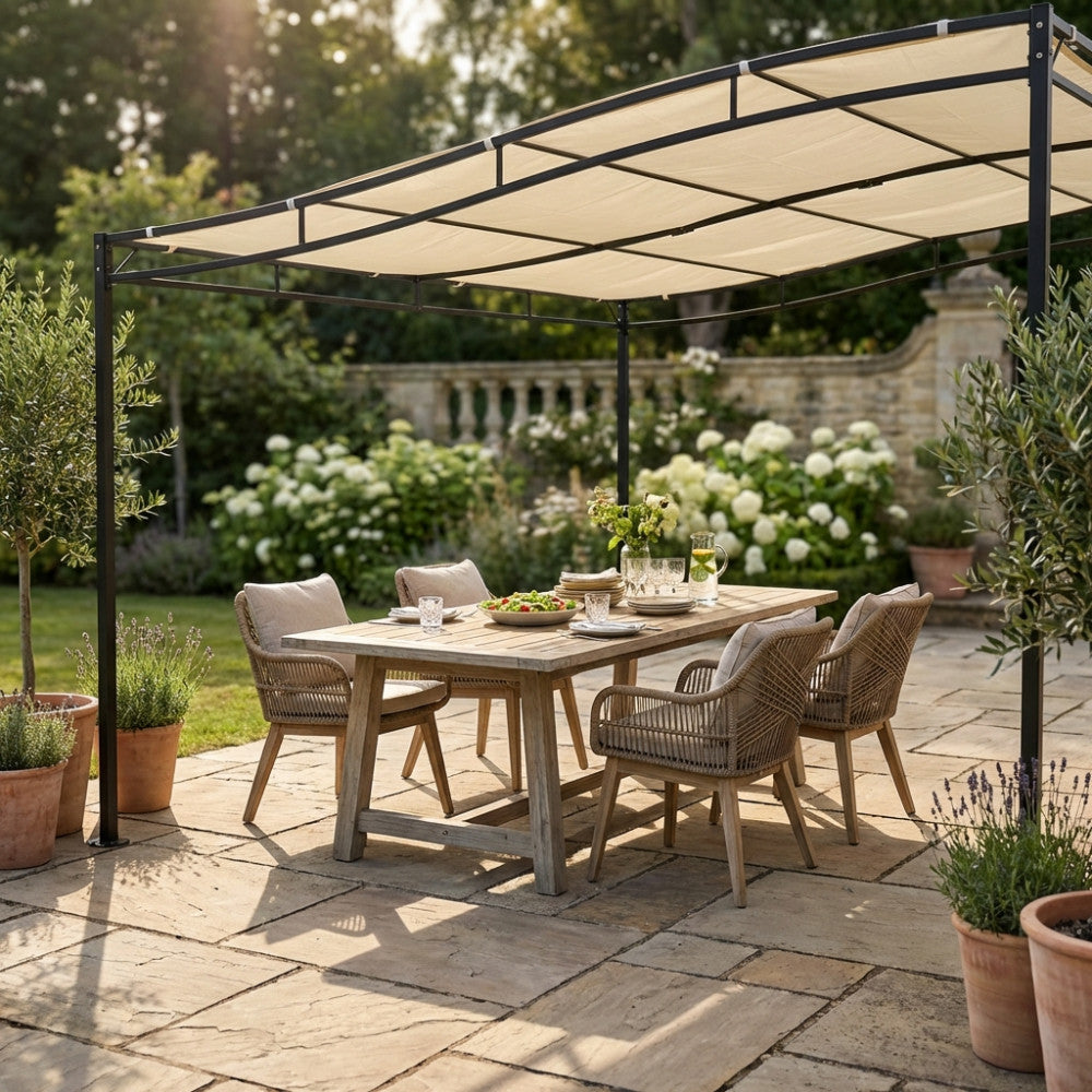 Gazebo pergola 3x4 inserito in un rigoglioso giardino, che ombreggia un elegante set da pranzo in legno e corda intrecciata sotto la luce naturale.