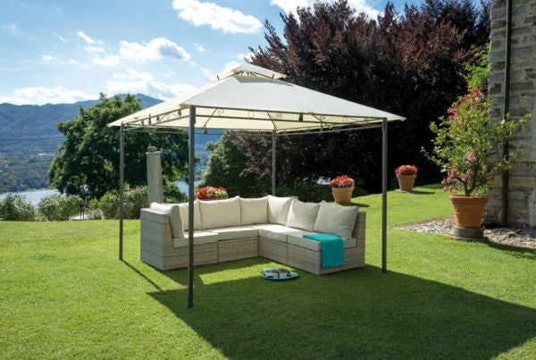 Gazebo da Esterno rettangolare 3x2m con struttura in ferro grigio antracite e telo ecrù, in un piccolo giardino.