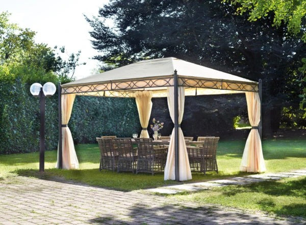Gazebo da Esterno rettangolare con struttura in ferro grigio antracite, telo color sabbia e tende laterali ecrù.
