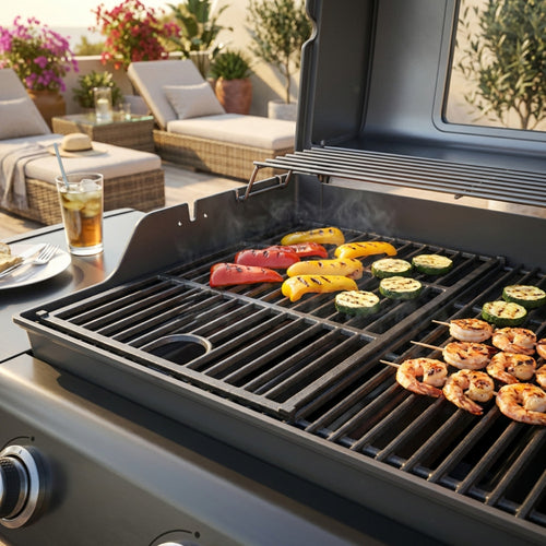 Griglia piccola in ghisa nera per barbecue Maine con verdure e gamberi in cottura su terrazza elegante.