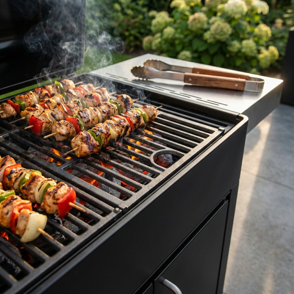 Dettaglio della griglia in ghisa per barbecue a gas con spiedini in cottura e fumo aromatico in giardino.