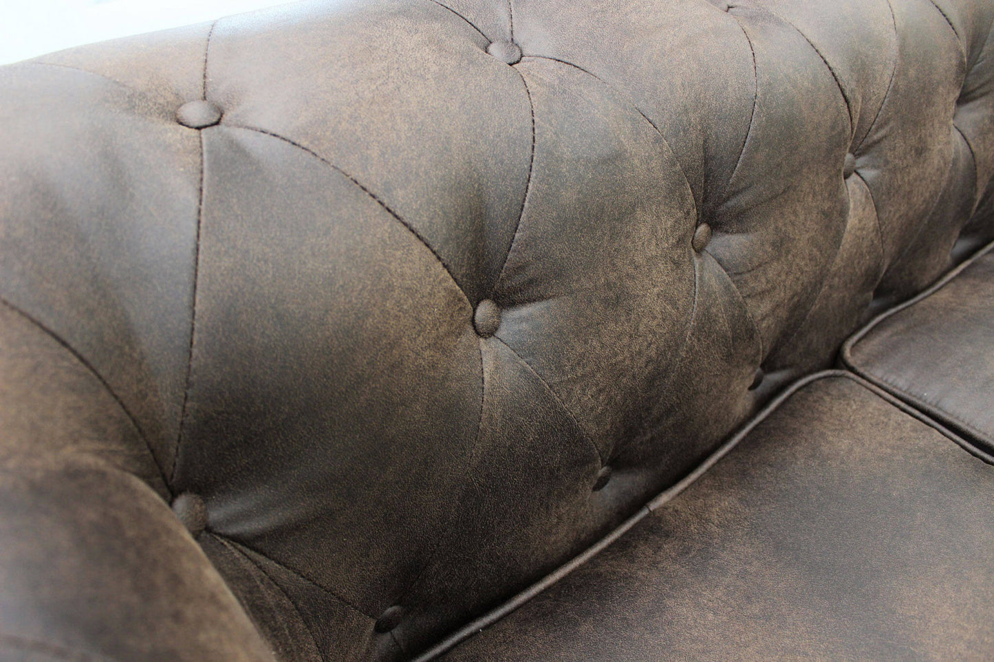 DIVANO 2 POSTI CHESTERFIELD IN ECOPELLE VINTAGE MARRONE