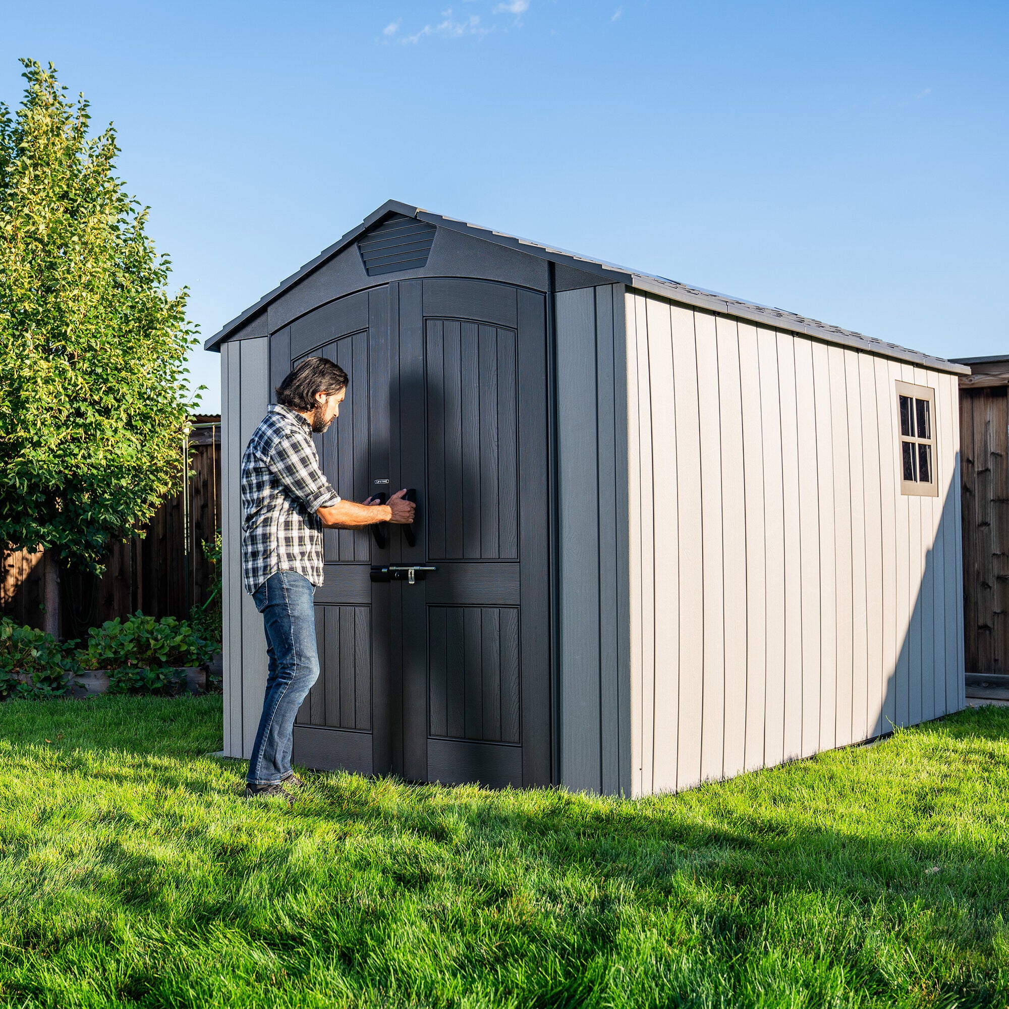 Casetta Venezia in Polietilene HDPE a doppia parete (204x354 cm) con lucernario, 2 finestre apribili, porta rinforzata e pavimento incluso, vista laterale, ambientata in giardino