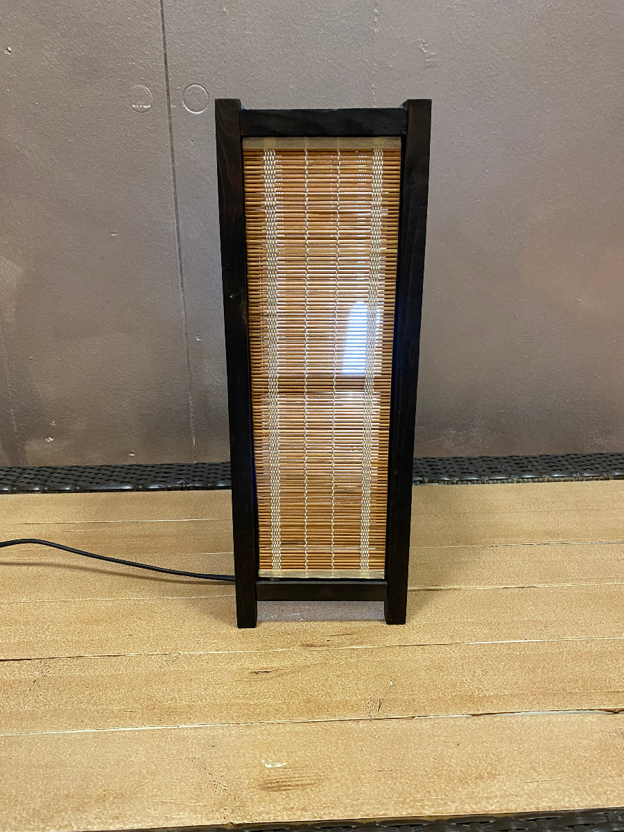 Lampada da comodino in cannina fine e legno