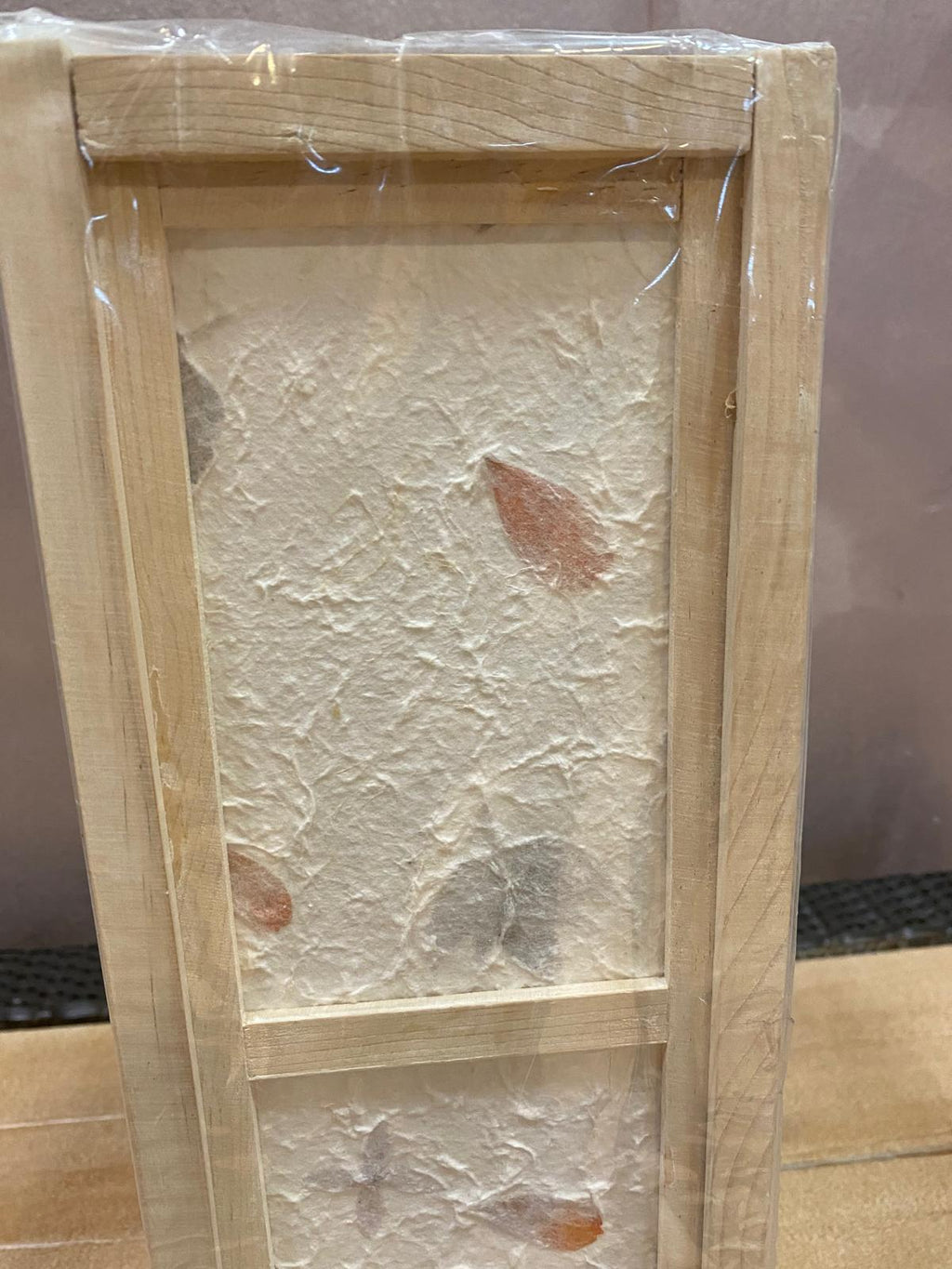 Lampada da tavolo in legno naturale.