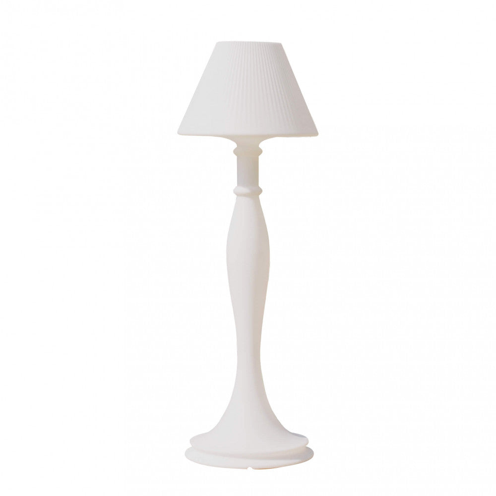 Silhouette elegante della lampada da terra Aries in polipropilene su sfondo bianco puro.