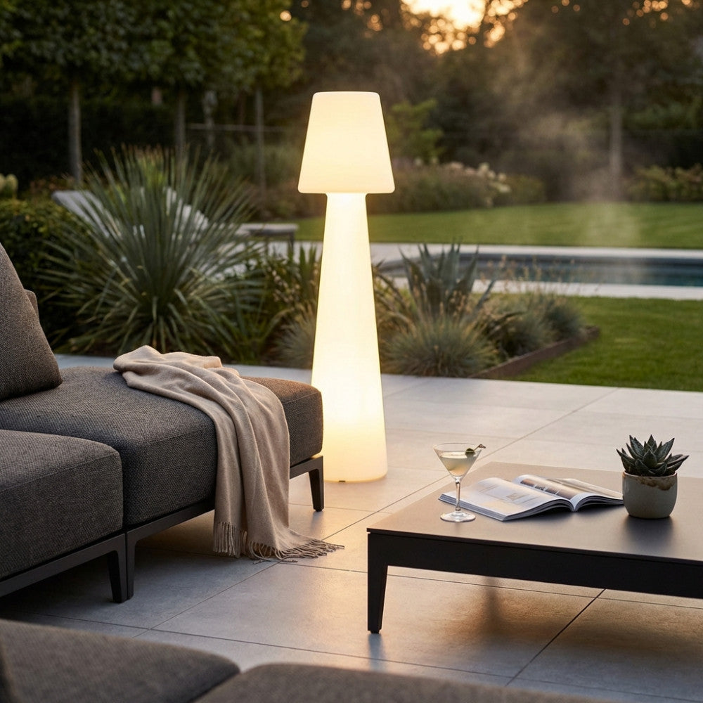 Dettaglio della lampada in polietilene luminoso su un patio moderno con arredi scuri.