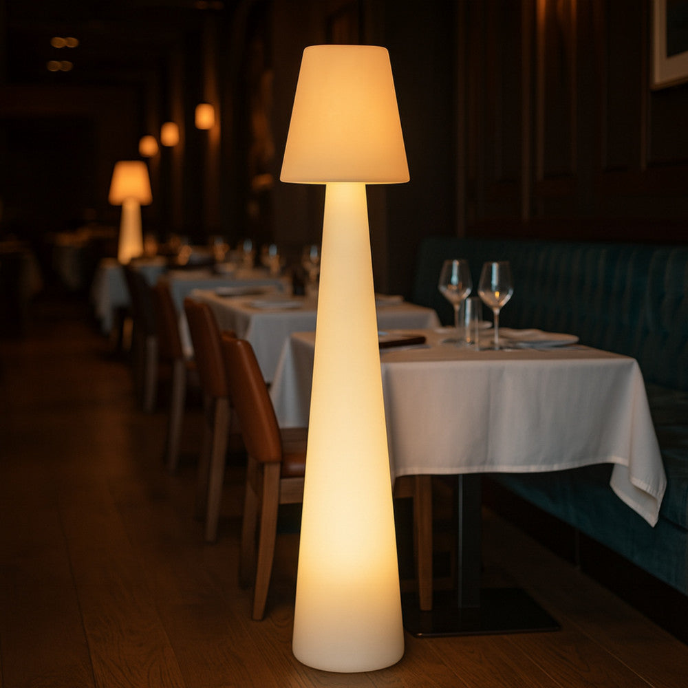 Lampada Cassiopeia utilizzata per creare un'atmosfera intima e calda all'interno di un ristorante di lusso.