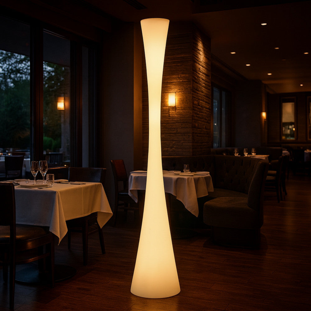 Lampada luminosa Serpens posizionata all'interno di un ristorante di lusso, creando un'atmosfera intima e sofisticata.