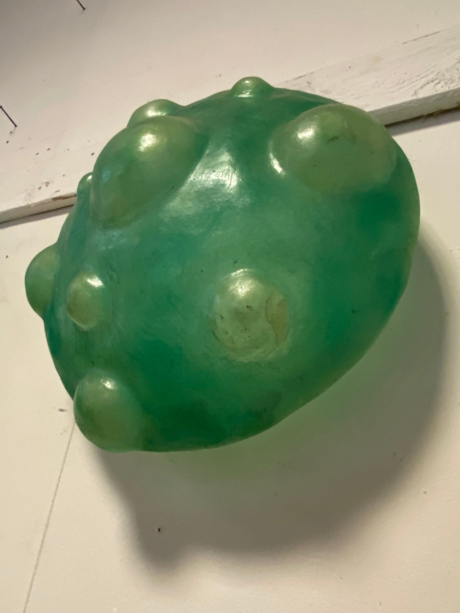 Lampada da parete verde di design.