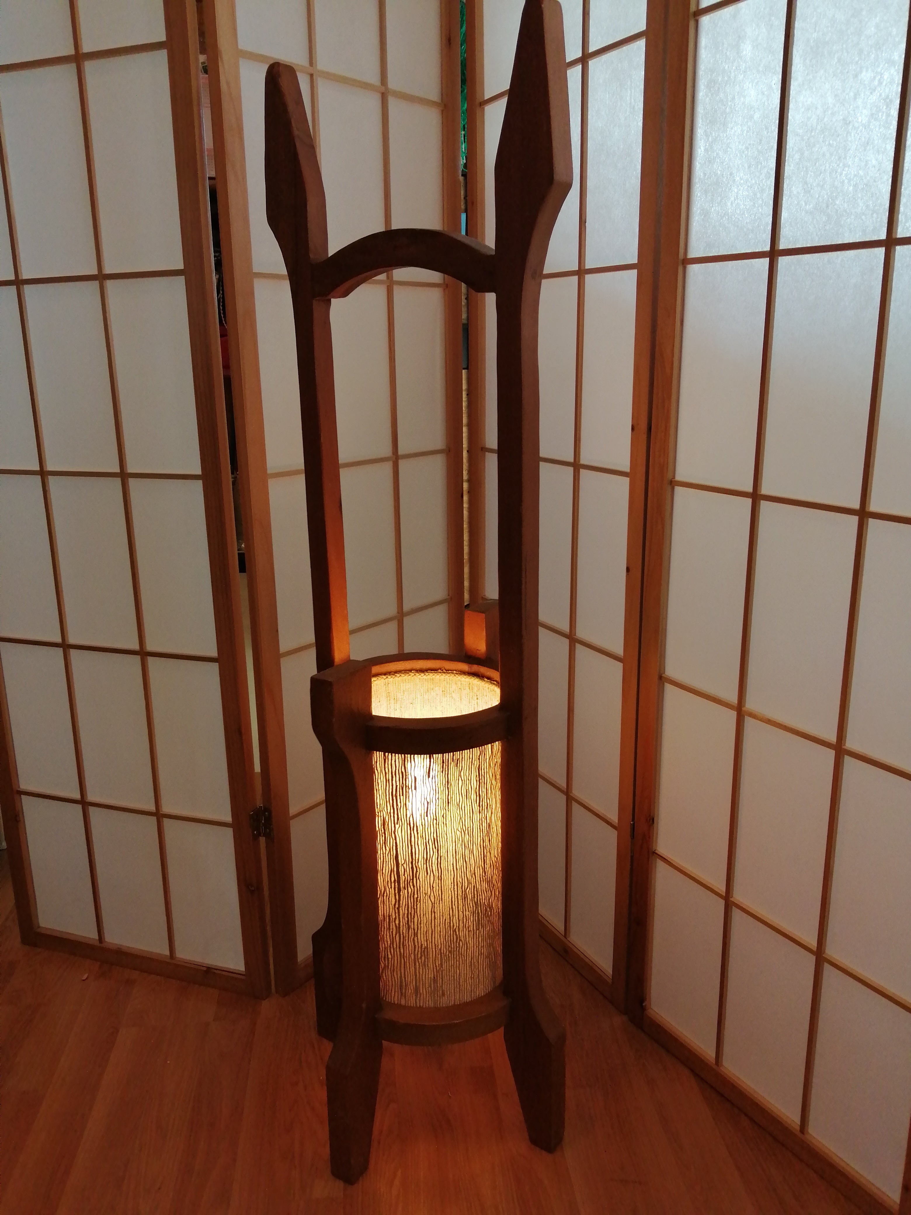 Lampada thailandese in legno