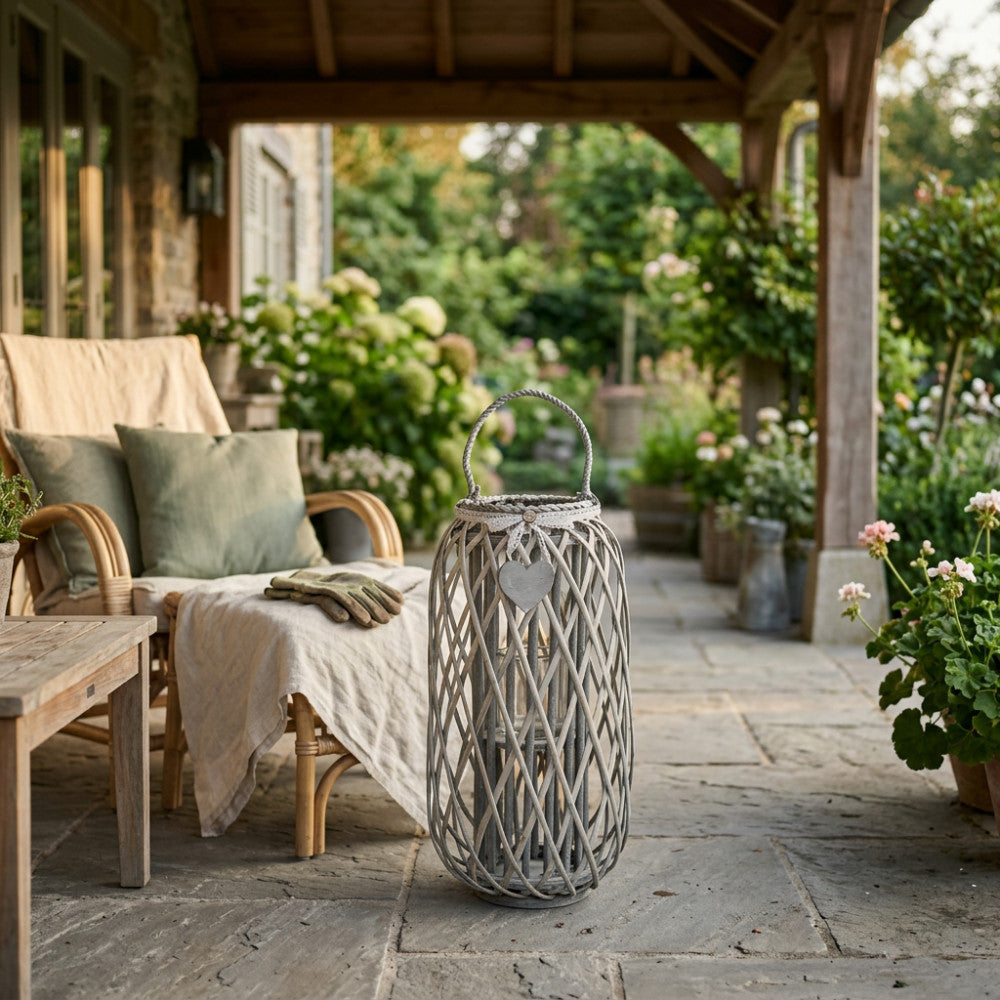 Lanterna Cosma Floriane ambientata in un patio esterno