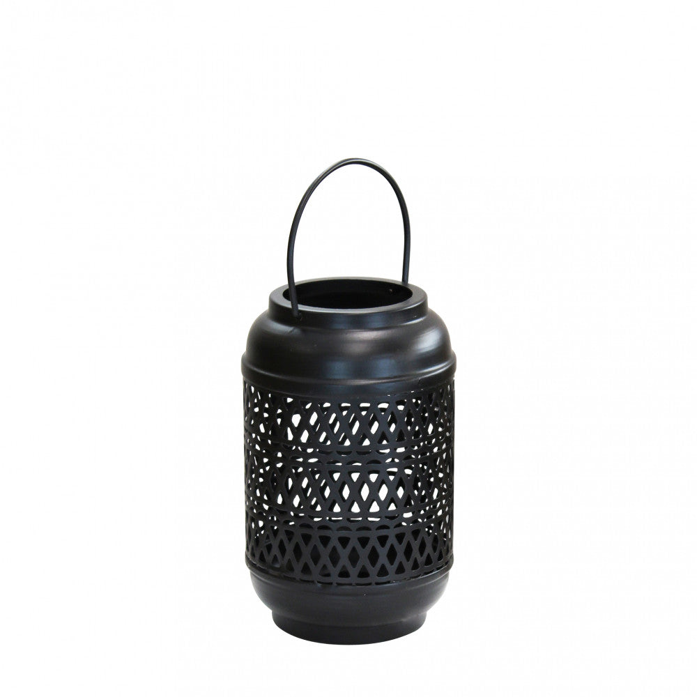 Lanterna Karen Piccola accesa posizionata su un tavolo da giardino per creare atmosfera.