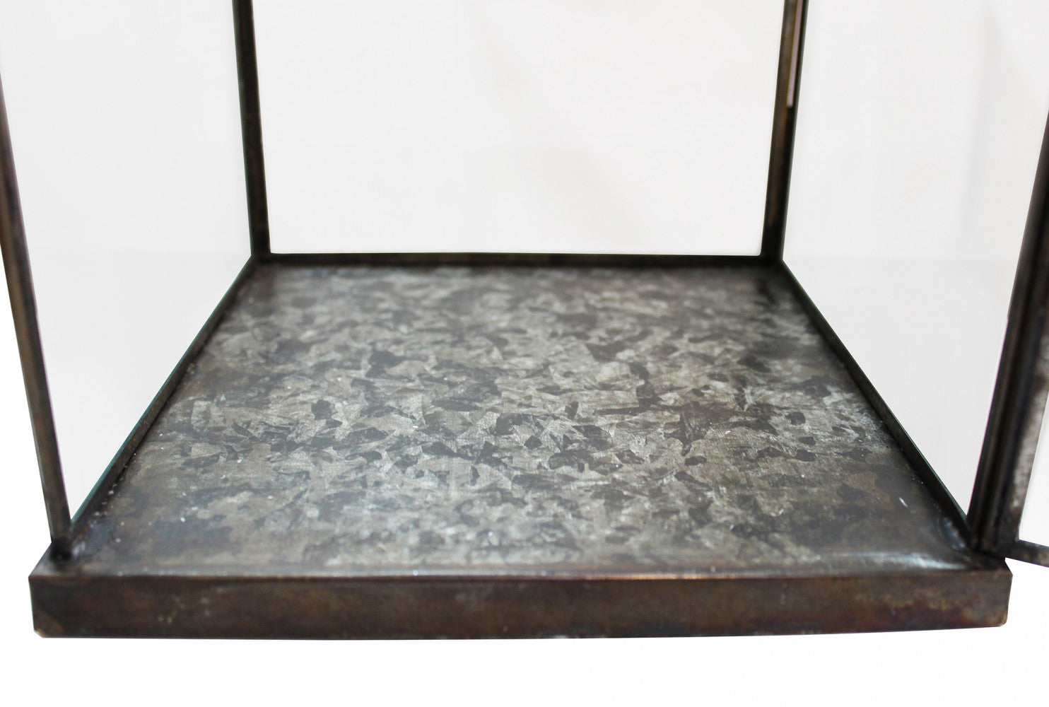 Primo piano della base interna della lanterna, che rivela il fondo metallico testurizzato di prima qualità.
