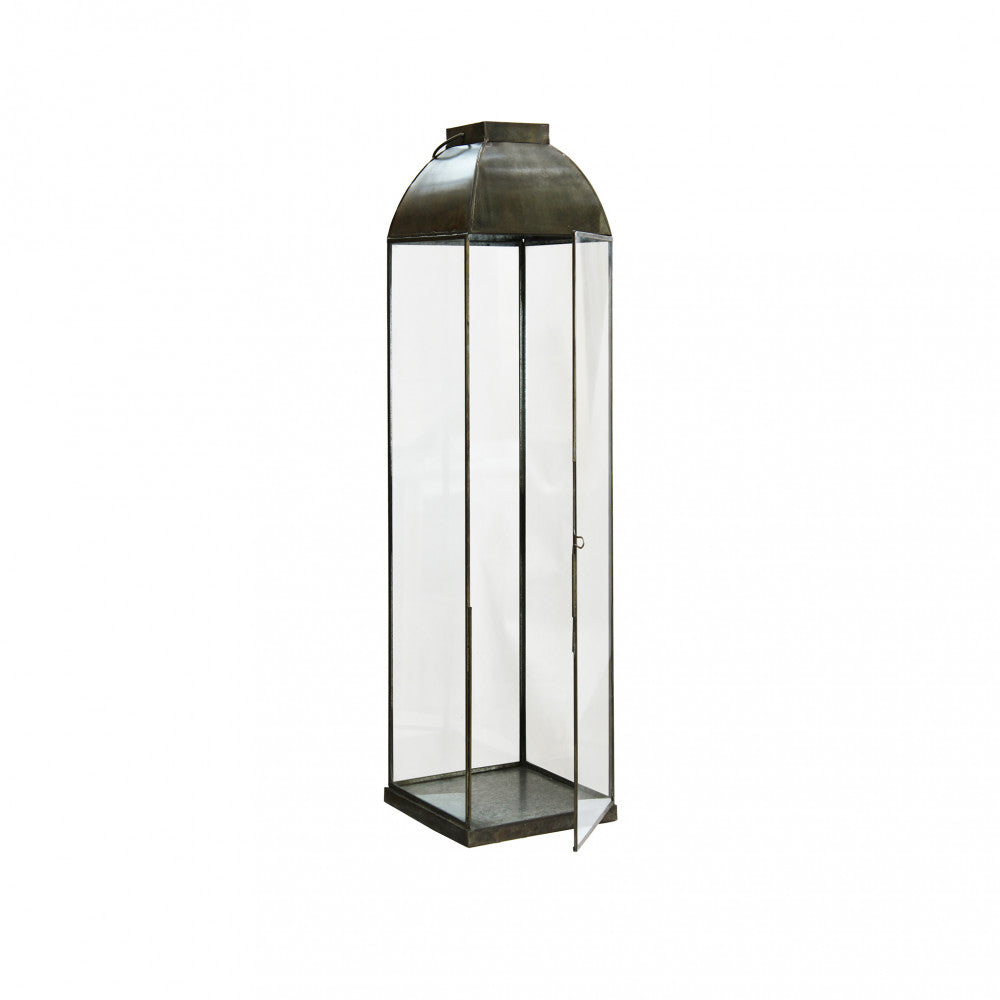 Vista a figura intera dell'alta lanterna in bronzo con lo sportello frontale in vetro elegantemente aperto.
