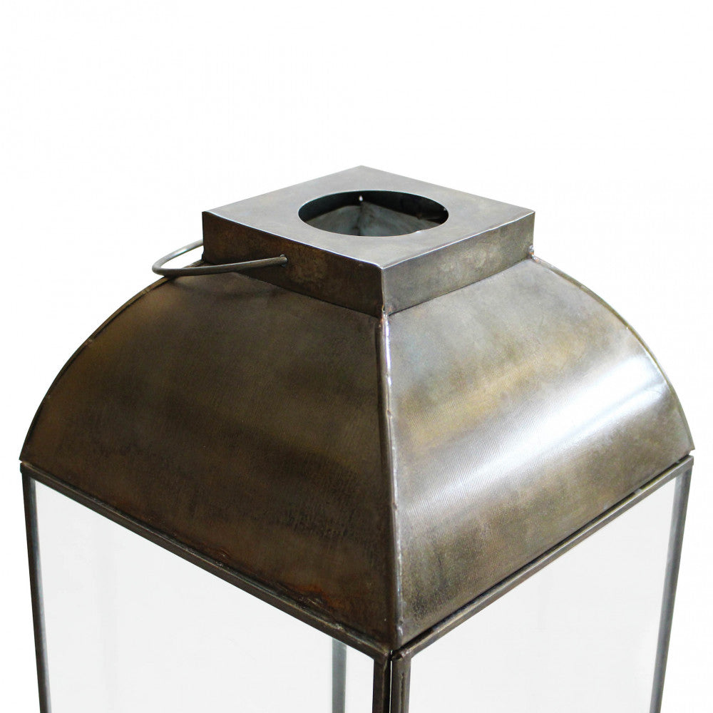 Dettaglio della cupola superiore in metallo bronzato della lanterna Karrie Media, evidenziando la finitura materica.