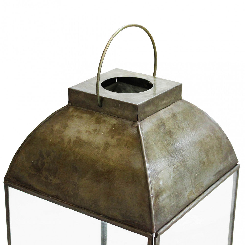 Dettaglio della parte superiore curva in metallo bronzo e del manico della lanterna.