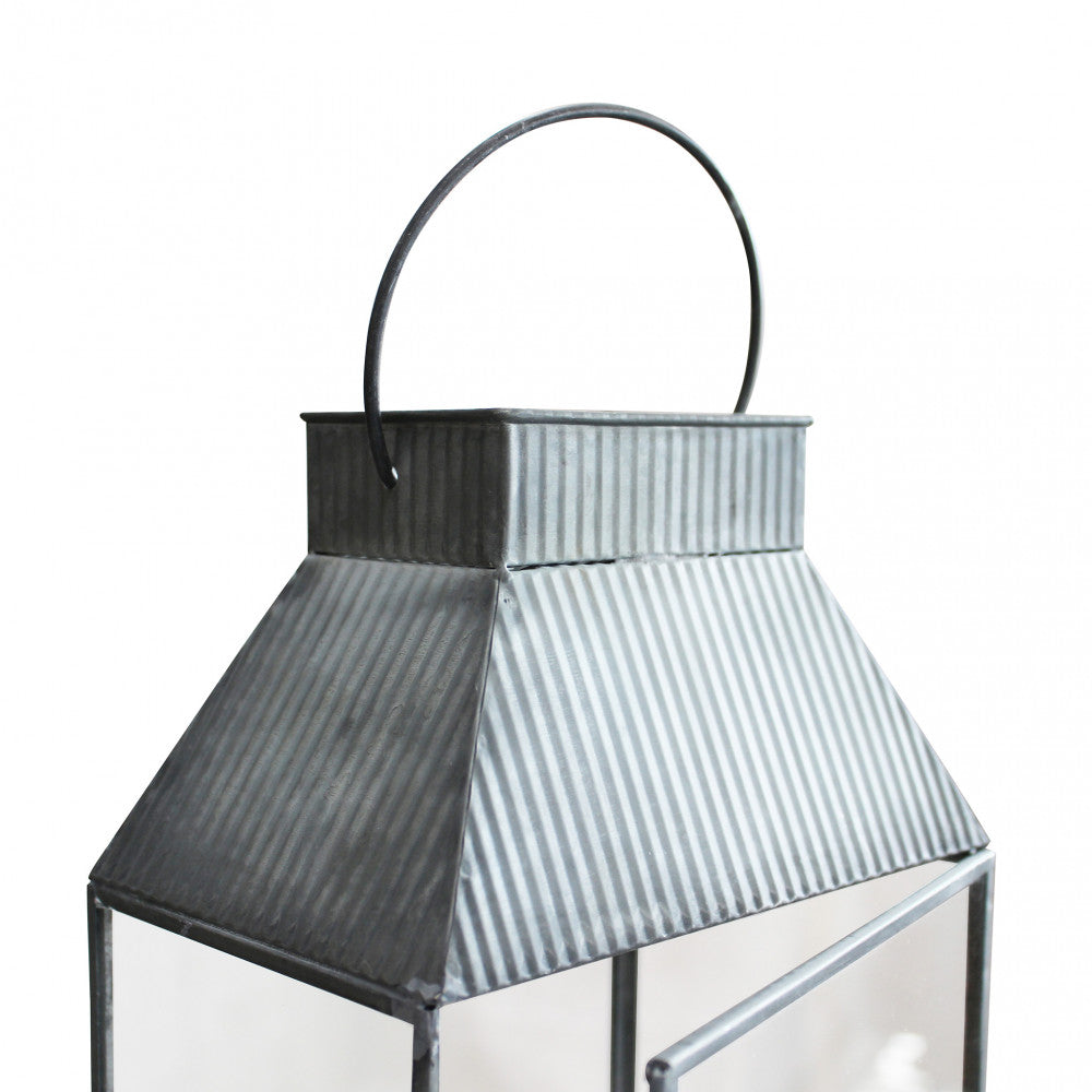 Lanterna Kassy Grande in metallo grigio in un ambiente esterno elegante dettaglio maniglia